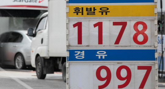 국제유가 하락에 코로나19에 따른 수요 부진, 여기에 세금 부담까지 겹치면서 정유사들의 실적 부담이 커지고 있다. 사진은 지난 5월 경기도 고양시의 한 주유소 모습. 박동욱기자 fufus@